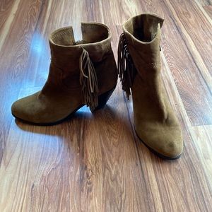 Sam Edelman, women’s 8, fringe booties.